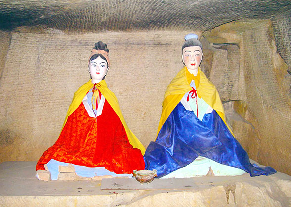 Statues of Meng Jiangnu and her husband Fan Qiliang